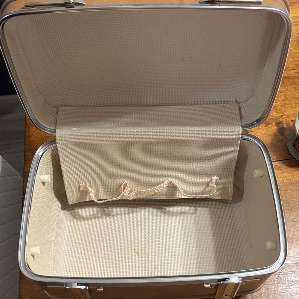 American Tourister Train Case W/ Key - Picture 5 of 6